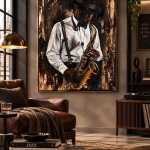 Op de afbeelding: Een ingelijst olieverfschilderij van een muzikant in een wit overhemd, zwarte bretels en een hoed die een gouden saxofoon bespeelt. De achtergrond is een donkere, getextureerde abstracte compositie met goud- en zwarttinten.