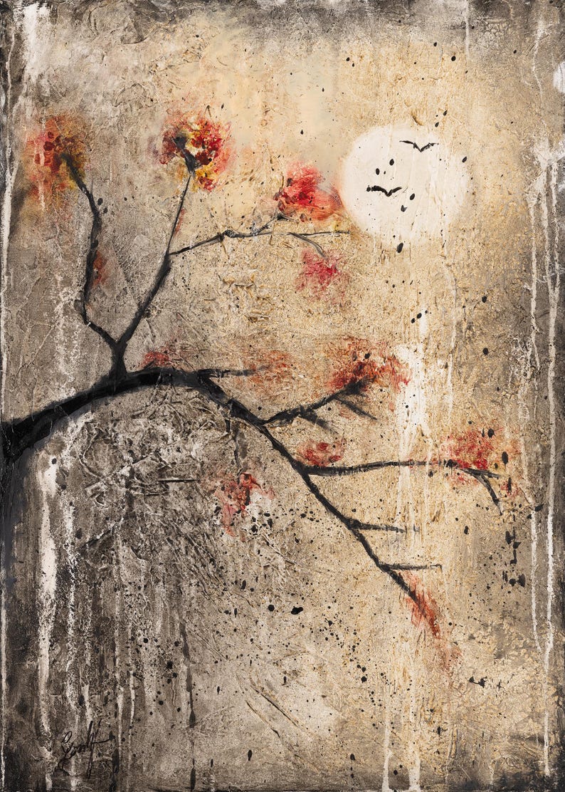 Puede incluir: Una pintura texturizada sobre lienzo que presenta una rama de &aacute;rbol oscura y curva con flores rojas vibrantes sobre un fondo beige y gris. Una luna p&aacute;lida y circular cuelga en la esquina superior derecha con dos peque&ntilde;as aves negras.