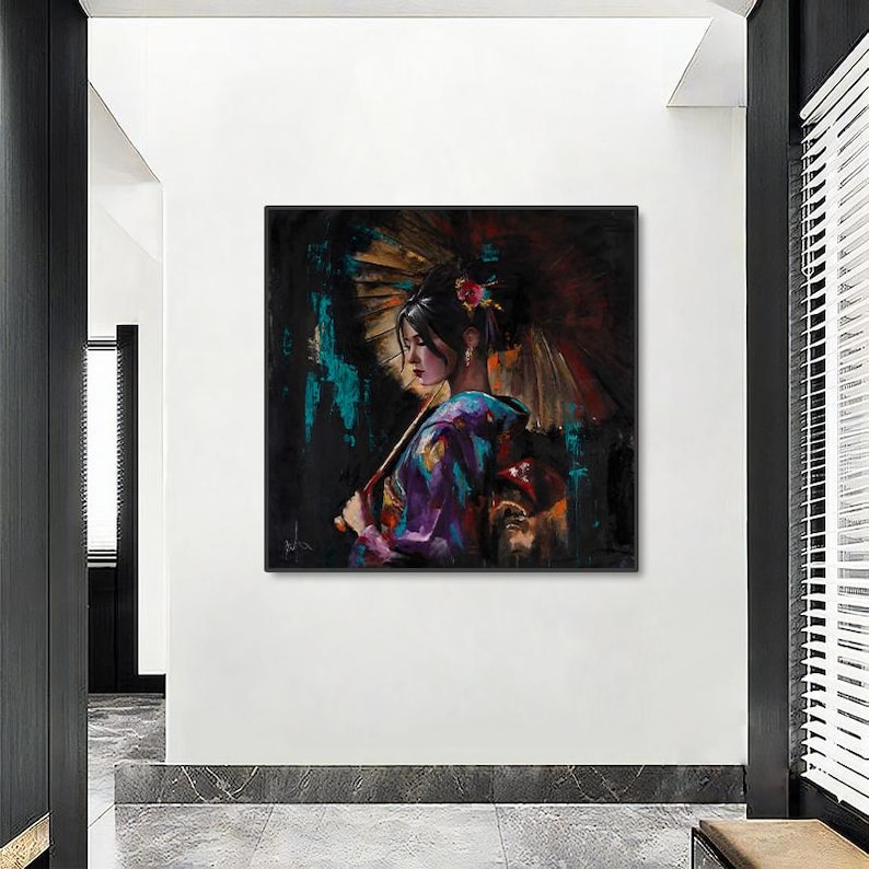 Op de afbeelding: Een vierkante muurkunstprint met een schilderij van een persoon in een paars en blauw patroon kledingstuk die een grote, getextureerde goud- en bruinkleurige paraplu vasthoudt. De achtergrond is donker met abstracte spatten van groenblauwe en zwarte verfstreken.