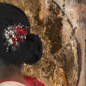 Puede incluir: Una pintura que muestra una figura de cabello oscuro con un accesorio floral rojo y blanco, sobre un fondo texturizado de pan de oro. La composici&oacute;n incluye una prenda blanca con un borde rojo, realizada en un estilo mixto con tonos oscuros.