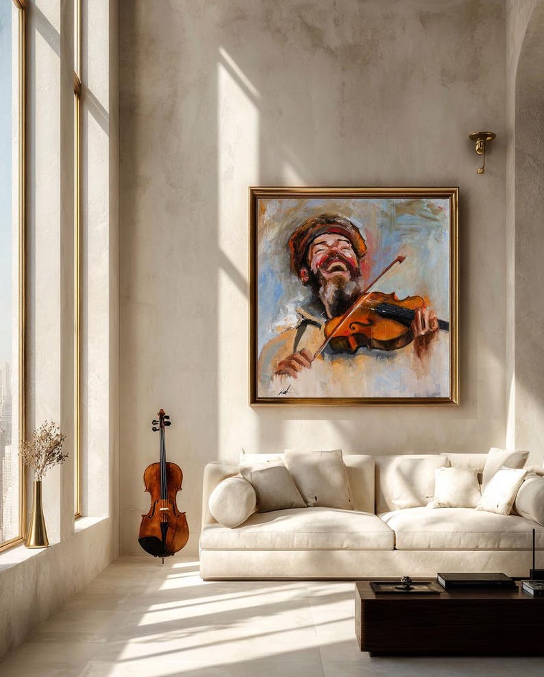 Op de afbeelding: Een vierkant olieverfschilderij in een gouden lijst met een bebaarde persoon met een hoed die viool speelt met een expressief gezicht. Het kunstwerk bevat zichtbare penseelstreken in tinten oranje, bruin en blauw op een lichte muur.