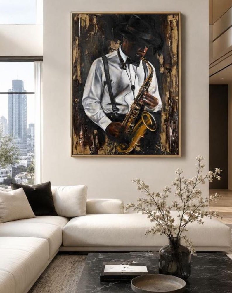 Op de afbeelding: Een ingelijst olieverfschilderij van een muzikant in een wit overhemd, zwarte bretels en een fedora-hoed, die een gouden saxofoon bespeelt. Het kunstwerk heeft een donkere, getextureerde achtergrond met gouden accenten.