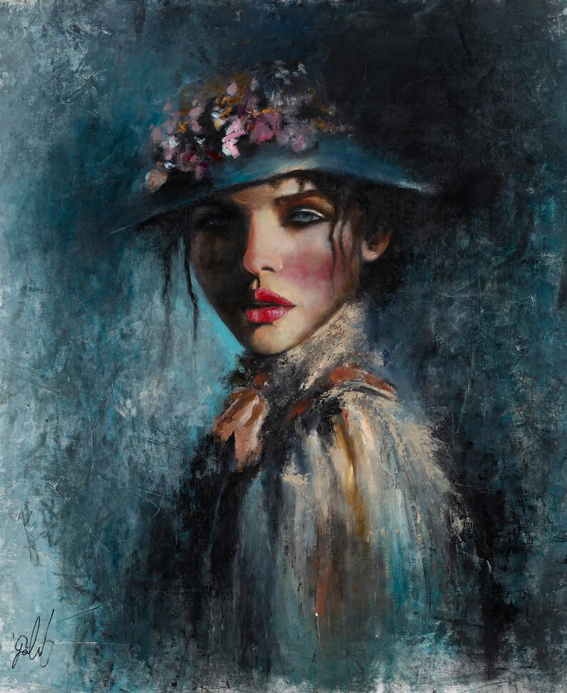 Puede incluir: Una pintura al &oacute;leo sobre lienzo que representa a una persona con un sombrero azul de ala ancha adornado con detalles florales rosas y blancos. El sujeto tiene cabello oscuro, labios rojos brillantes y viste una prenda blanca de cuello alto.