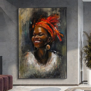 Op de afbeelding: Een schilderij van een vrouw met een donkere huidskleur die een feloranje hoofddoek en een wit shirt draagt. Ze glimlacht en heeft een grote, ronde oorbel in haar linker oor.