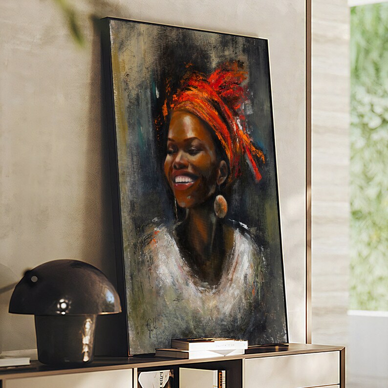 Op de afbeelding: Een schilderij van een vrouw met een feloranje hoofddoek, die lachend naar de zijkant kijkt. Het schilderij is gemaakt in een realistische stijl met een textuurrijke achtergrond.