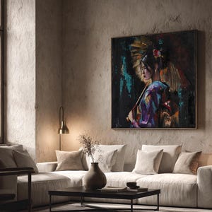 Op de afbeelding: Een vierkant wandkunstwerk met een olieverfschilderij van een persoon in een kimono die een traditionele paraplu vasthoudt. Het kunstwerk gebruikt een donker kleurenpalet met levendige accenten van paars, blauw en goud, in een dunne houten lijst.