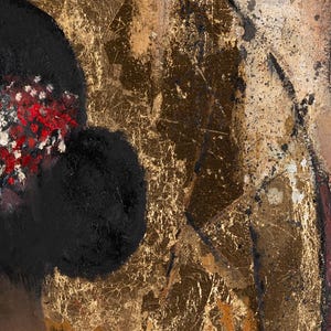 Puede incluir: Una pintura abstracta que presenta una gran forma circular negra texturizada con un grupo de salpicaduras de pintura roja y blanca vibrantes. La composici&oacute;n est&aacute; superpuesta con acentos de pan de oro, tonos marr&oacute;n oscuro y finas salpicaduras negras.