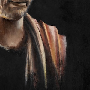 Op de afbeelding: Een olieverfschilderij op doek met de onderkant van het gezicht en de schouder van een bebaarde figuur. Het onderwerp draagt een donker kledingstuk gedrapeerd met een textuurrijke, warmgekleurde stof in oranje, bruine en cr&egrave;metinten tegen een zwarte achtergrond.