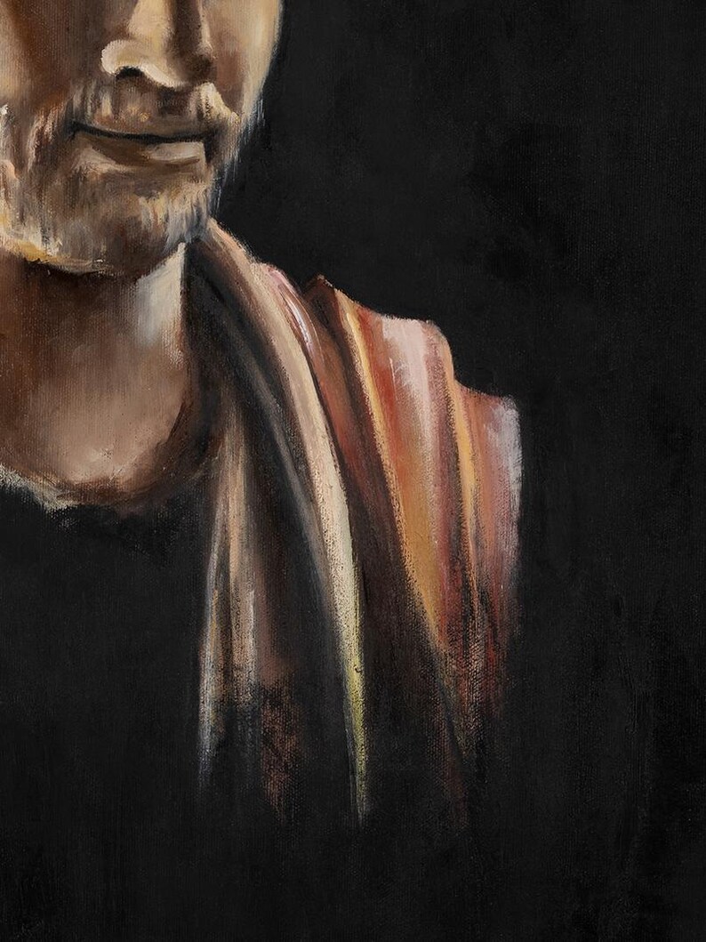 Op de afbeelding: Een olieverfschilderij op doek met de onderkant van het gezicht en de schouder van een bebaarde figuur. Het onderwerp draagt een donker kledingstuk gedrapeerd met een textuurrijke, warmgekleurde stof in oranje, bruine en cr&egrave;metinten tegen een zwarte achtergrond.