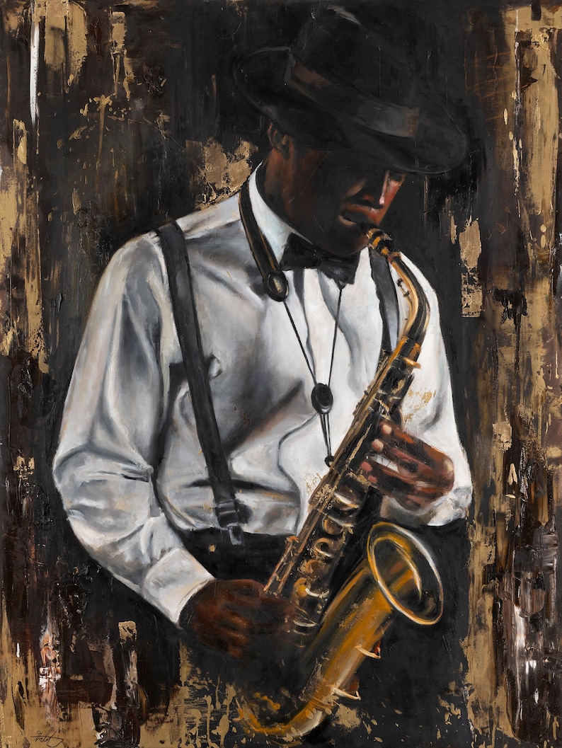 Op de afbeelding: Een olieverfschilderij van een muzikant met een zwarte fedora, een wit overhemd en zwarte bretels, die een gouden saxofoon bespeelt. De figuur staat tegen een donkere, getextureerde achtergrond met gouden accenten.
