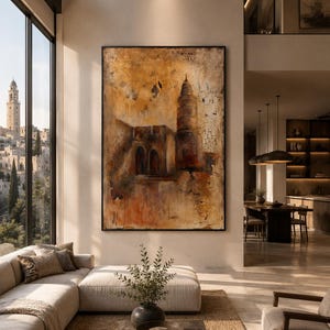Puede incluir: Una gran pieza de arte mural rectangular que presenta una pintura abstracta de una torre y arquitectura de piedra en tonos ocre, naranja quemado y marr&oacute;n oscuro con una textura agrietada, enmarcada en un borde negro fino sobre una pared beige.