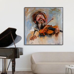 Puede incluir: Una pintura al &oacute;leo cuadrada que representa a una persona con barba y sombrero tocando un viol&iacute;n de madera, con los ojos cerrados en una expresi&oacute;n de alegr&iacute;a. La obra presenta pinceladas visibles en tonos marr&oacute;n, beige, azul y blanco.