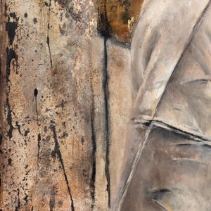 Puede incluir: Una pintura abstracta con una superficie texturizada en tonos beige, marr&oacute;n y gris. La composici&oacute;n incluye salpicaduras de pintura negra, una l&iacute;nea roja fina y una firma en la esquina inferior izquierda. El lado derecho muestra formas drapeadas suaves en tonos grises y blancos.