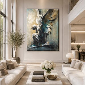 Op de afbeelding: Een groot rechthoekig wandpaneel met een olieverfschilderij van een zittende engel met uitgestrekte vleugels. Het kunstwerk gebruikt een palet van gedempte blauwe, grijze en warme beigetinten en toont een figuur in een contemplatieve houding.