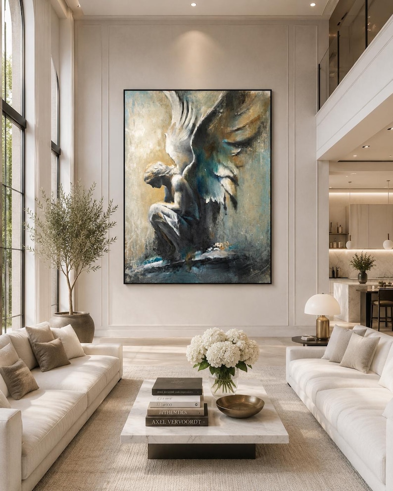 Op de afbeelding: Een groot rechthoekig wandpaneel met een olieverfschilderij van een zittende engel met uitgestrekte vleugels. Het kunstwerk gebruikt een palet van gedempte blauwe, grijze en warme beigetinten en toont een figuur in een contemplatieve houding.