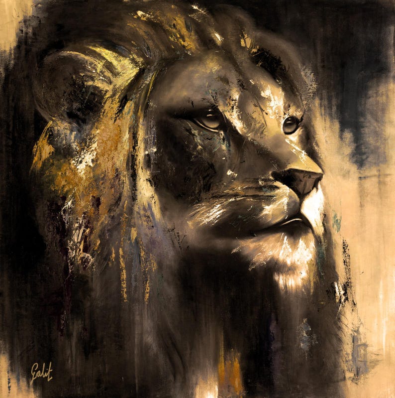 Op de afbeelding: Een vierkant canvas schilderij met een leeuwenkop in profiel, uitgevoerd in tinten zwart, donkerbruin en metallic goud. Het kunstwerk gebruikt getextureerde penseelstreken om de manen en gelaatstrekken van de leeuw te benadrukken, met de handtekening Galit zichtbaar.