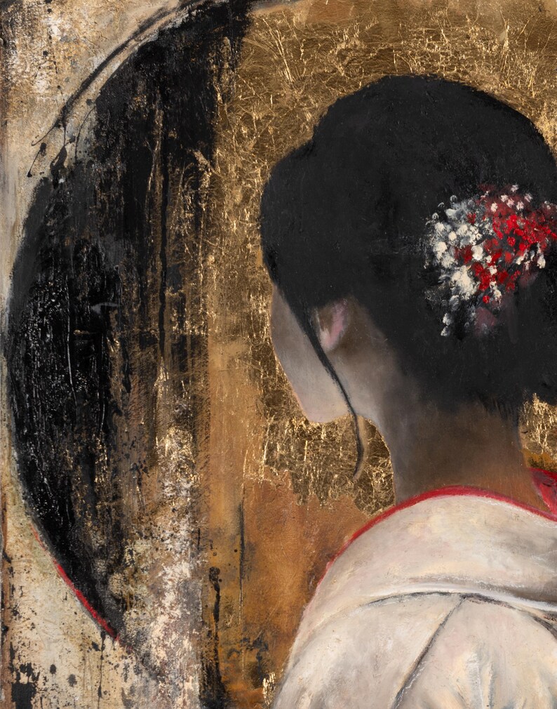 Puede incluir: Una pintura que representa a una persona con el cabello oscuro recogido en un mo&ntilde;o adornado con peque&ntilde;as flores rojas y blancas. La persona viste una prenda blanca con cuello rojo sobre un fondo texturizado con un gran c&iacute;rculo negro y pan de oro.