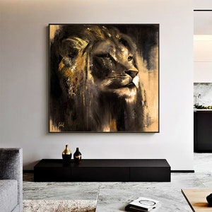 Op de afbeelding: Een vierkant wandkunstwerk met een gedetailleerd schilderij van een leeuwenkop in profiel. Het kunstwerk gebruikt een kleurenpalet van diepzwart, antraciet en metallic goudtinten met zichtbare penseelstreken. Een handtekening is linksonder zichtbaar.