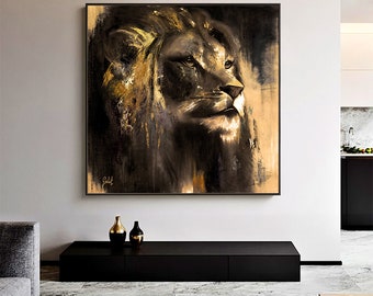 Op de afbeelding: Een vierkant wandkunstwerk met een gedetailleerd schilderij van een leeuwenkop in profiel. Het kunstwerk gebruikt een kleurenpalet van diepzwart, antraciet en metallic goudtinten met zichtbare penseelstreken. Een handtekening is linksonder zichtbaar.