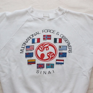 Vintage 1980s Multinational Force and Observers Sinai Cut-Off Sweatshirt / White Raglan Sweatshirt Crewneck World Nations / Size Adult M