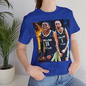 Basketball Duo Paige Bueckers Arike Ogunbowale Unisex Tee, Koszulka dla fanów Dallas Wings, Prezent dla fanów sportu, Koszulki WNBA, Prezent dla miłośników koszykówki