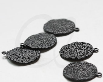 IOne Piece Matowe czarne platerowane metalowe zawieszki bazowe - Teksturowany falowany dysk 24 x 19 mm (2516X-Q-127)