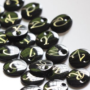 Concha natural con encanto de alfabeto de oro - negro esmaltado - alfabeto - letra - redondo 15 mm (G265)