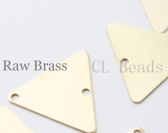 Pode incluir: Encantos em forma de triângulo de latão bruto com dois furos. Os encantos medem aproximadamente 2,5 cm. Os encantos estão sobre uma superfície branca. "CL Beads" está escrito na superfície.