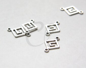 Puede incluir: Cinco abalorios de metal plateado con un diseño geométrico. Cada abalorio tiene tres agujeros para sujetarlo a joyas u otras manualidades.