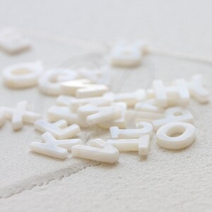 2 Piezas Natural Shell Alphabet Charm - Top Drilled Alphabet - Letra 10x8mm (G375)