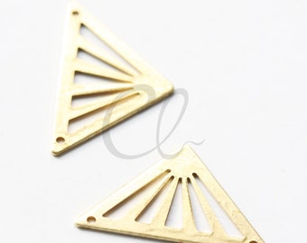Può includere: Due forme triangolari in metallo dorato con un design a raggiera tagliato. I triangoli sono lunghi circa 5 cm.