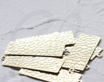 小物 HTC SOLID BRASS 34 Solid Brass Textured Hammered Rectangle Charm - 34.9x12mm