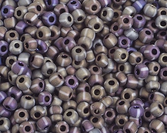 10 gramów czeskich koralików Rocailles Preciosa 6/0 - nieprzezroczyste matowe niebieskie i białe paski AB - rozmiar 6 (6C6-01034-Q-517)