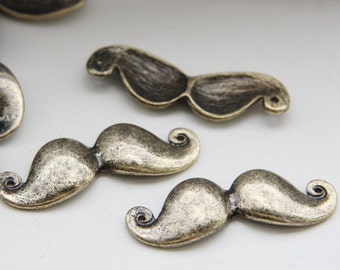 4 st. berlocker i antik guldfärgad basmetall - mustasch 43 x 15 mm (26C-H-223) A49