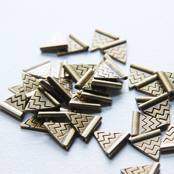 40 Pieces Antique Brass Tone Base Metal Charm - Triangle with Chevron 14x14mm (5003Y-J-116)