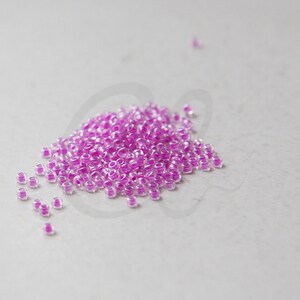 10 Gramm Japanische Miyuki 11/0 Rocailles - C/L Purple Luminous Neon Color - 2mm (11M6-114303-M-649)