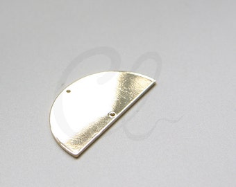 Op de afbeelding: Een zilveren halfronde metalen bedel met twee gaten. De bedel is glad en glanzend.