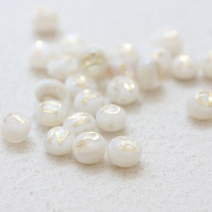 2 peças de concha natural com conta do alfabeto dourado - espaçador de sopro - letra dupla face - sopro redondo 6 mm (G374)
