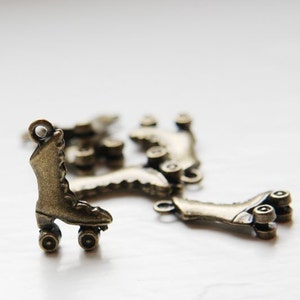 20 Pieces Antique Brass Tone Base Metal Charms-Roller Skates 21x12mm (1536Y-B-27B)A24