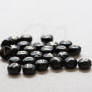 2 Piezas Concha Natural con Cuentas de Alfabeto Dorado- Espaciador de Hojaldre - Letra de Doble Cara - Puff Round 8mm (G372)
