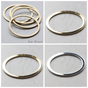 Puede incluir: Cuatro anillos de latón de diferentes tamaños, apilados uno encima del otro. Los anillos son lisos y brillantes. Los anillos están etiquetados como "Latón en bruto".