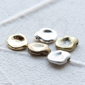 Charm in ottone massiccio testurizzato - 10x11mm (4705C)