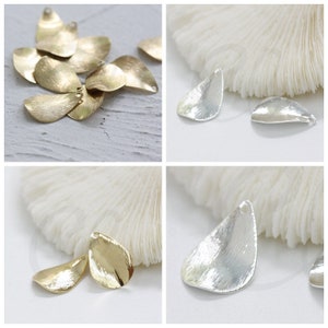 Solid Brushed Brass Curved Teardrop - 13x19mm (4050C)