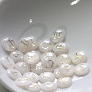 Natuurlijke Shell met Gouden Alfabet - Cabochons - Alfabet - Letter - Ronde - Geen Gat 10mm (G266B)