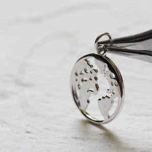 One Piece Solid Sterling Silver Charm - Mapa Mundial - Ronda 19.3x17mm