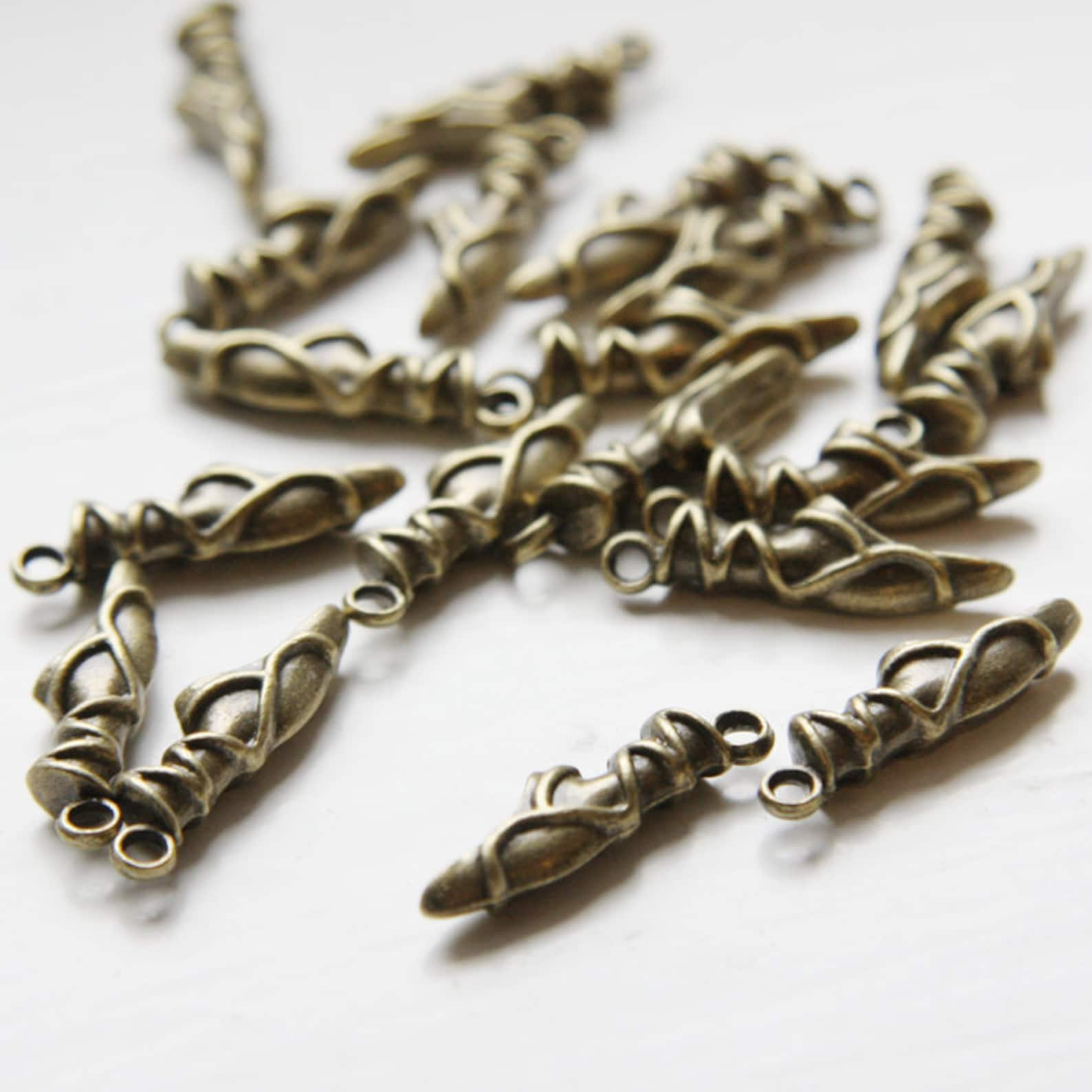 20pcs antique brass tone base metal charms-ballet shoes 23x16mm (9149y-g-43b)