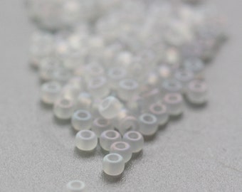 10 gramów japońskich koralików Miyuki 11/0 – kryształ AB matowy – 2 mm (11M2-110131FR-M-636)