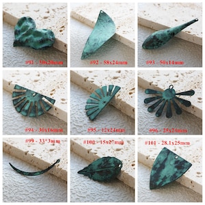 Encantos de pátina verde hechos a mano de una pieza - Varía formas y tamaños (PTA-j)