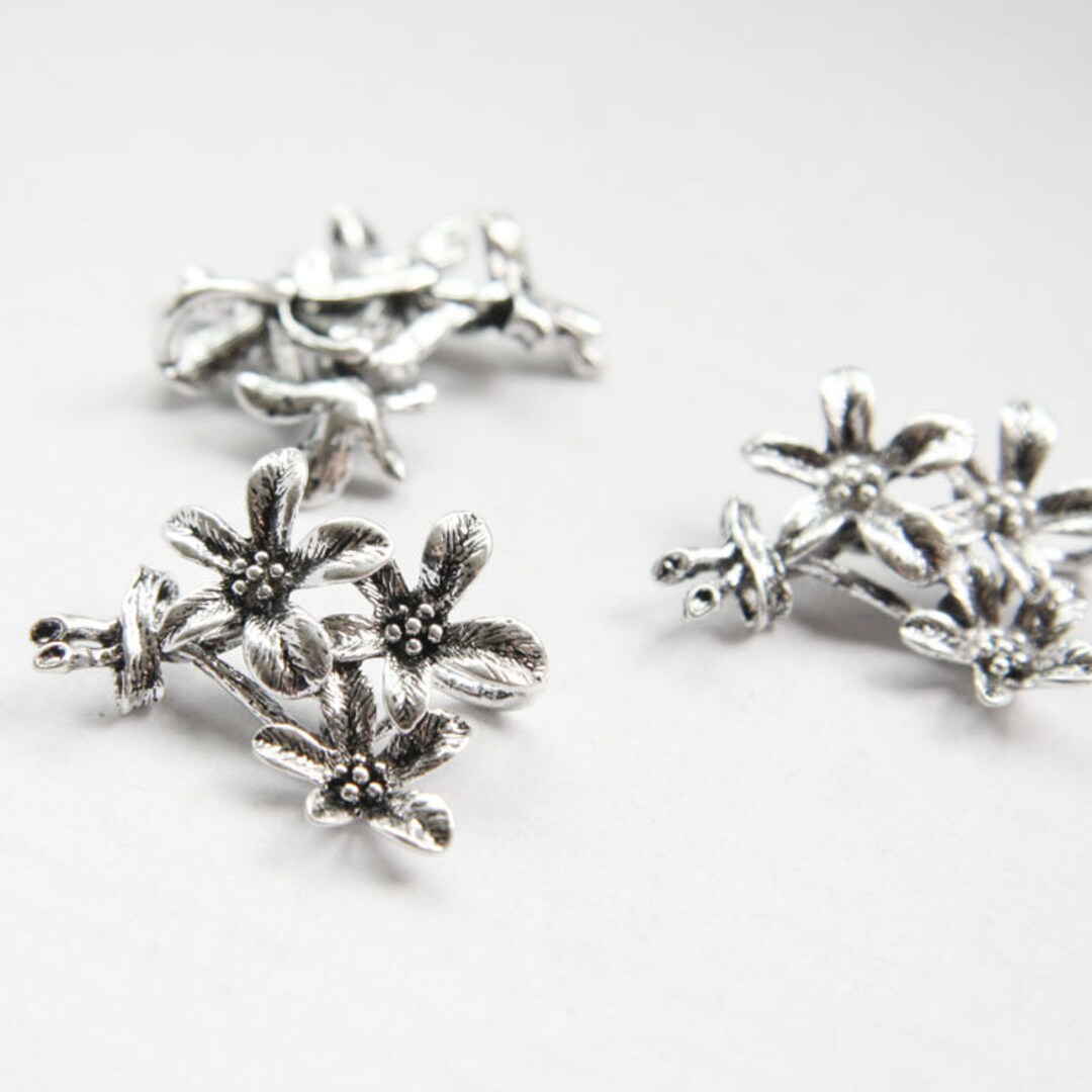 2 Pieces Oxidized Silver Tone Base Metal Pendants -flower