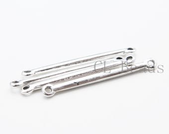 Pode incluir: Cinco peças de conexão de metal prateado com laços em ambas as extremidades. As peças medem aproximadamente 2,5 cm de comprimento.